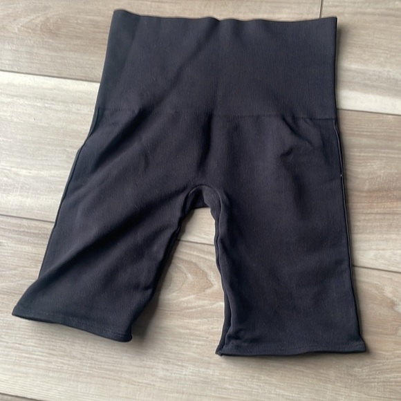 SPANX Look At Me Now Bike Shorts Sz Small Black NWOT - Picture 3 of 7